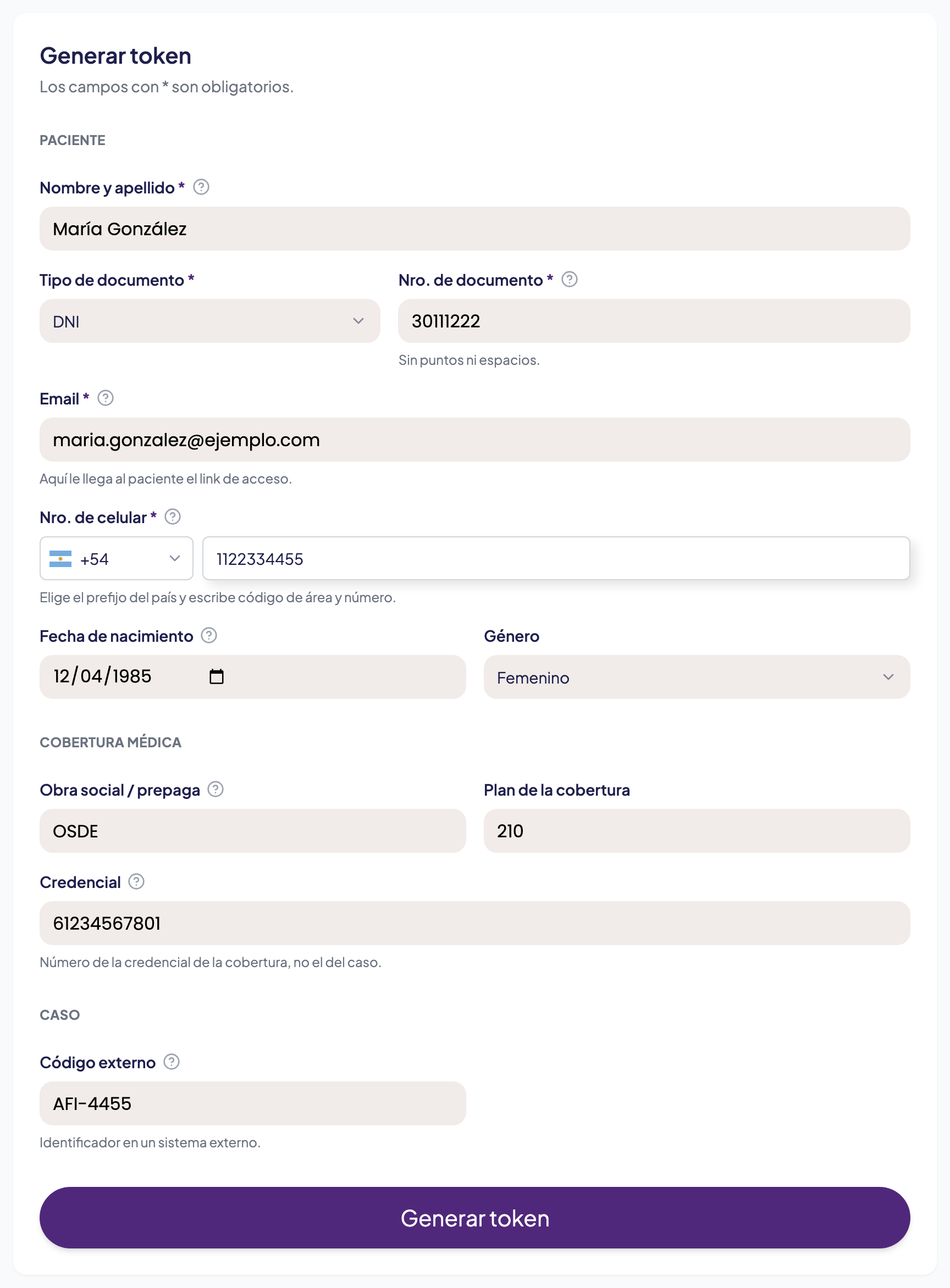 Formulario del Portal de Operadores completo con datos de ejemplo: María González, DNI 30111222, maria.gonzalez@ejemplo.com, celular +54 1122334455, nacida el 12/04/1985, género femenino, OSDE plan 210, credencial 61234567801 y código externo AFI-4455.